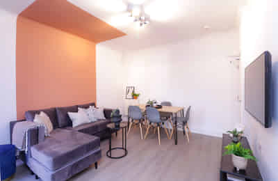 6 Bedroom 2 Bathroom Apartment - 1 - Bedroom?w=400&h=260&fit=crop&q=40&auto=format&trim=auto