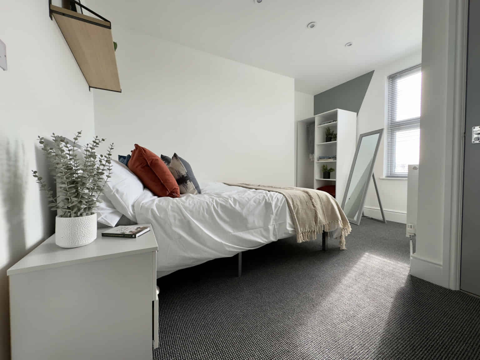 6 Bedroom 6 Bathroom Apartment - 3 - Bedroom?w=400&h=260&fit=crop&q=40&auto=format&trim=auto