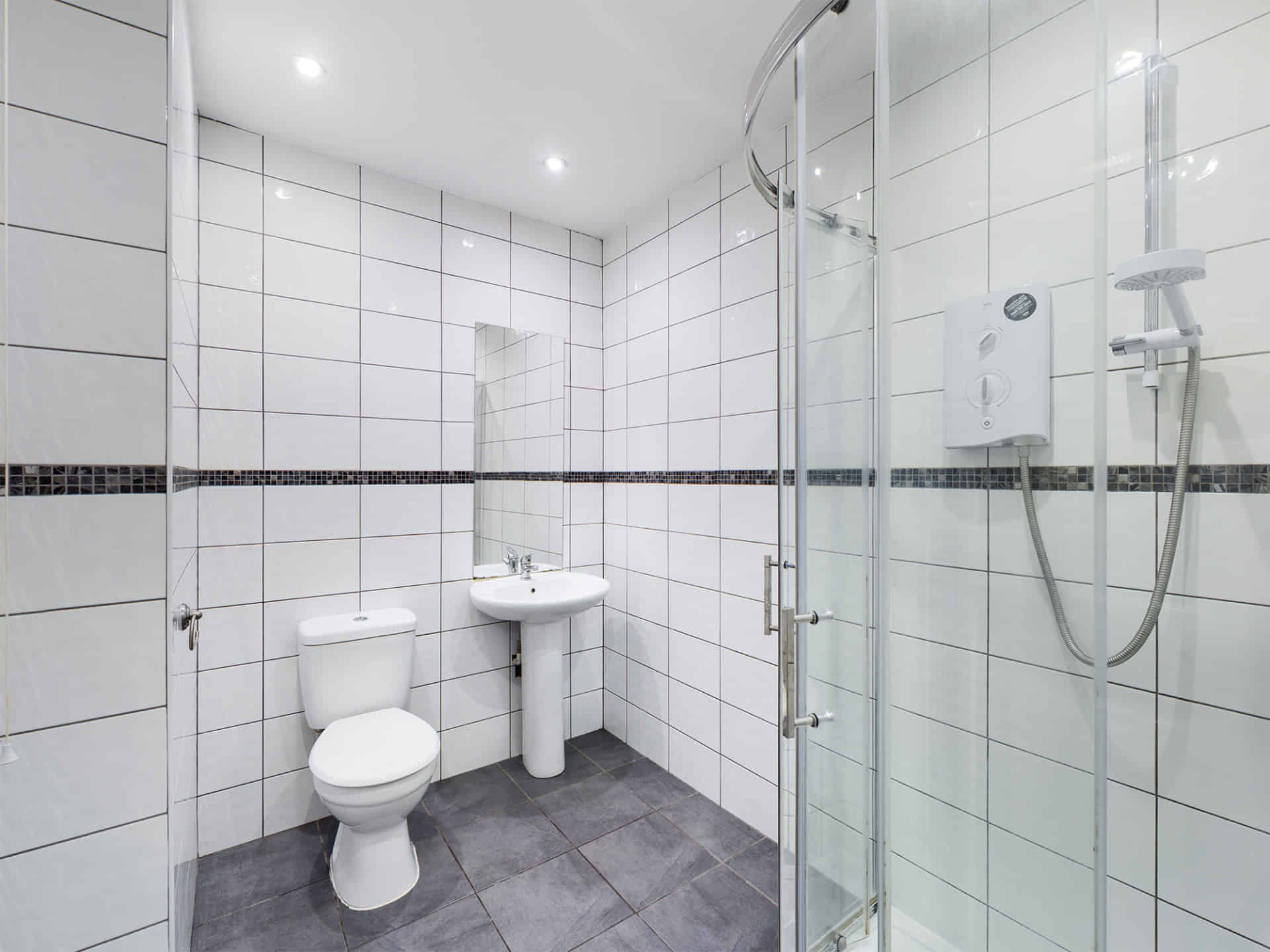 6 Bedroom 2 Bathroom Apartment - 3 - Kitchen?w=400&h=260&fit=crop&q=40&auto=format&trim=auto