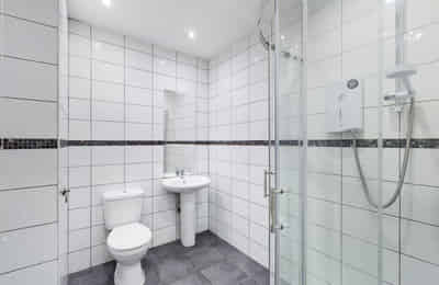 6 Bedroom 2 Bathroom Apartment - 1 - Kitchen?w=400&h=260&fit=crop&q=40&auto=format&trim=auto