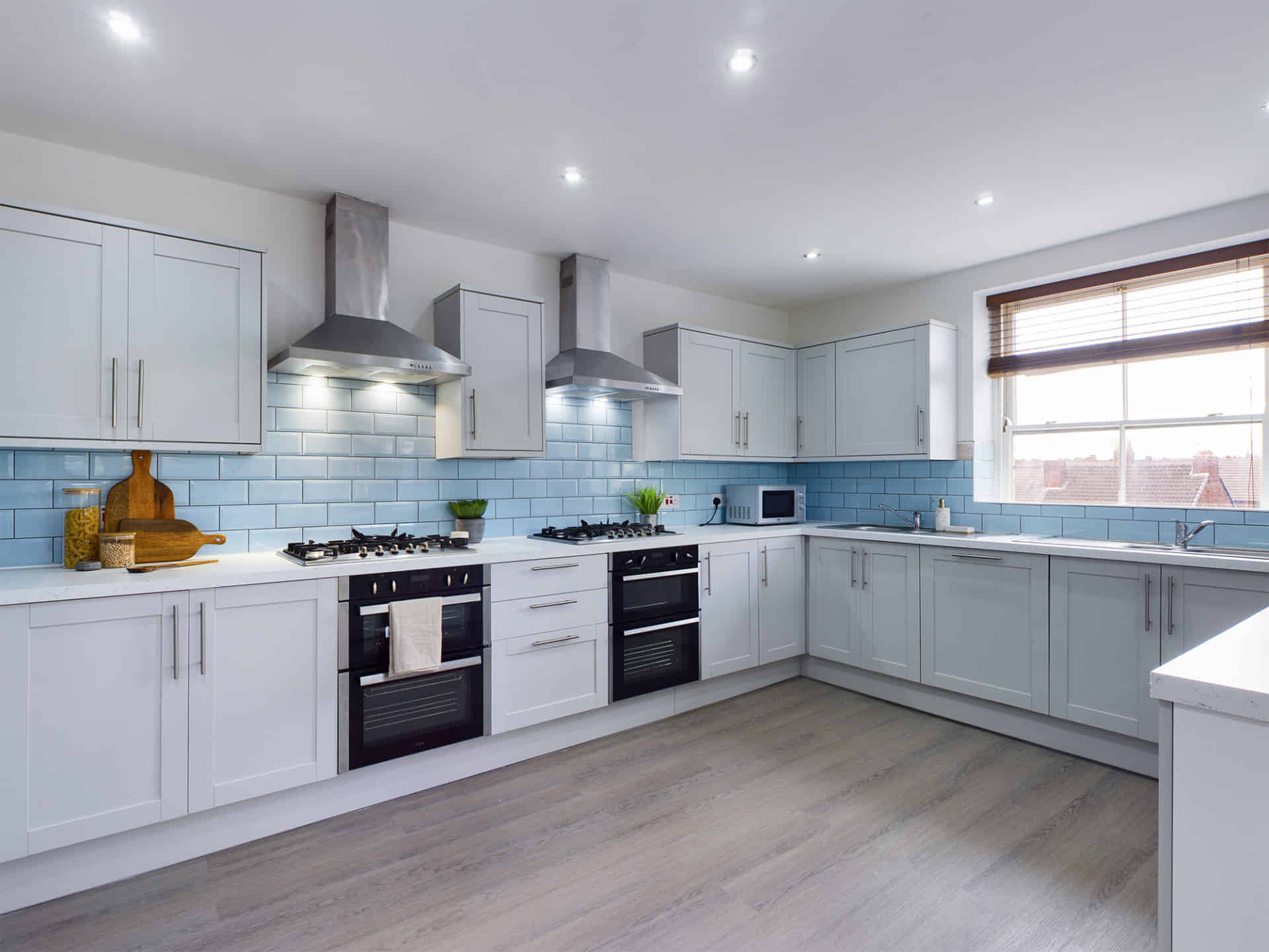 Exterior?w=400&h=260&fit=crop&q=40&auto=format&trim=auto