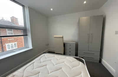 5 Bedroom 2 Bathroom Apartment - Bathroom?w=400&h=260&fit=crop&q=40&auto=format&trim=auto
