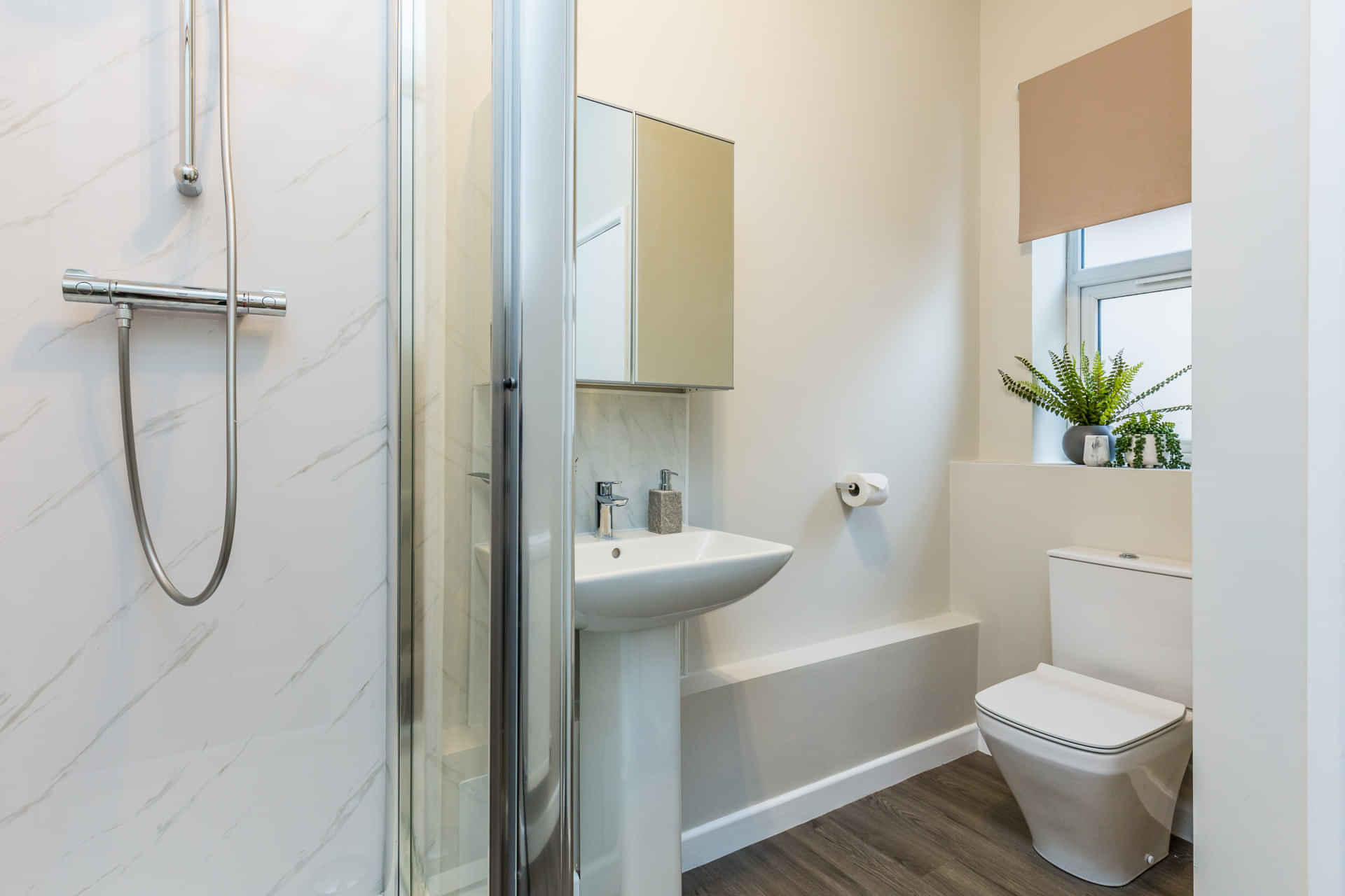 Room in a 6 Bedroom Apartment, 73 West Parade, Lincoln LN1 1QL - Lincoln, England, United Kingdom - Bedroom 4 - Bathroom