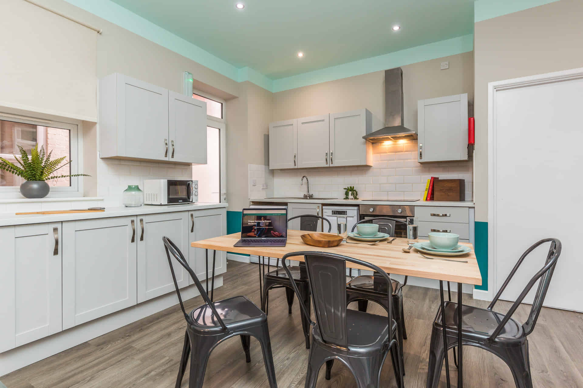 6 Bedroom 2 Bathroom Apartment - 2 - Bathroom?w=400&h=260&fit=crop&q=40&auto=format&trim=auto