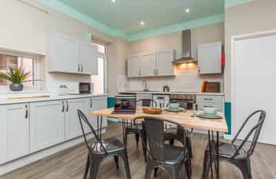 6 Bedroom 2 Bathroom Apartment - Bathroom?w=400&h=260&fit=crop&q=40&auto=format&trim=auto