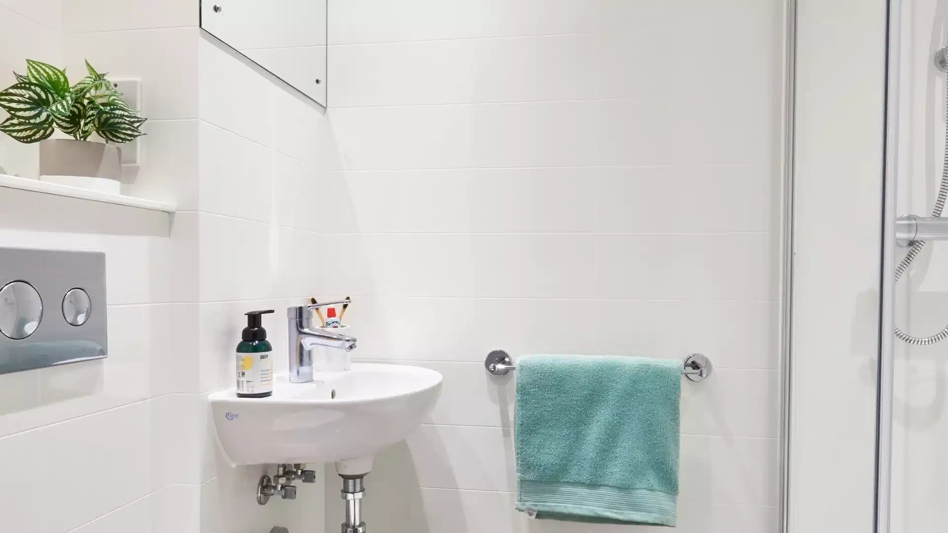 Exterior?w=400&h=260&fit=crop&q=40&auto=format&trim=auto