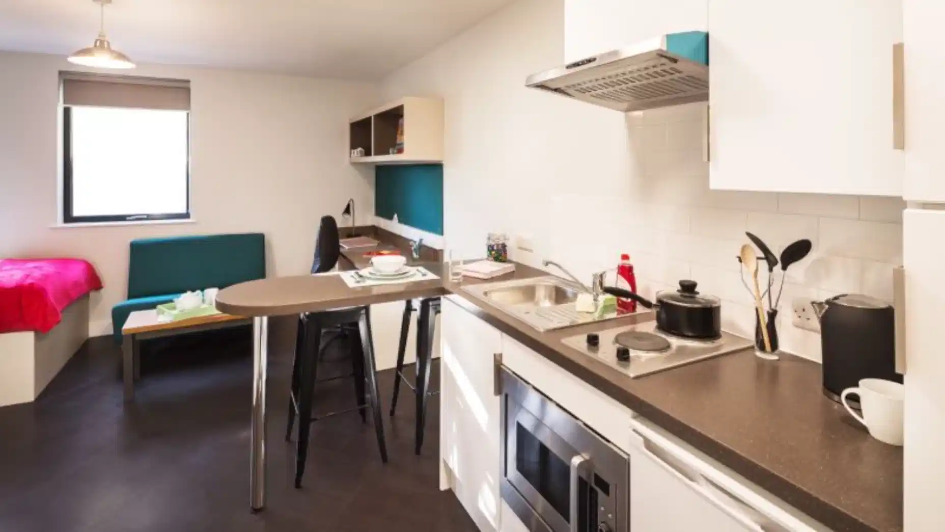 Amenities?w=400&h=260&fit=crop&q=40&auto=format&trim=auto