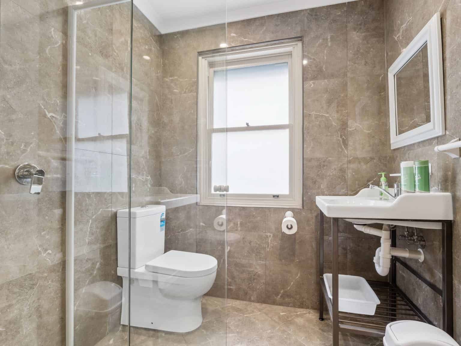 Exterior?w=400&h=260&fit=crop&q=40&auto=format&trim=auto