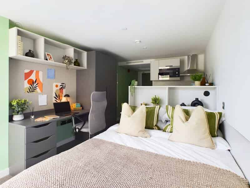 Bedroom?w=400&h=260&fit=crop&q=40&auto=format&trim=auto