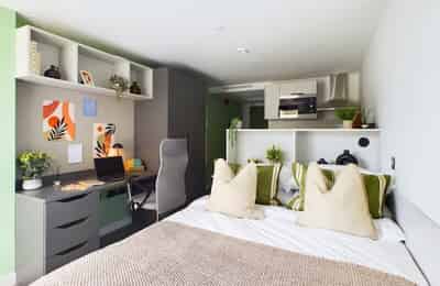 Bedroom?w=400&h=260&fit=crop&q=40&auto=format&trim=auto
