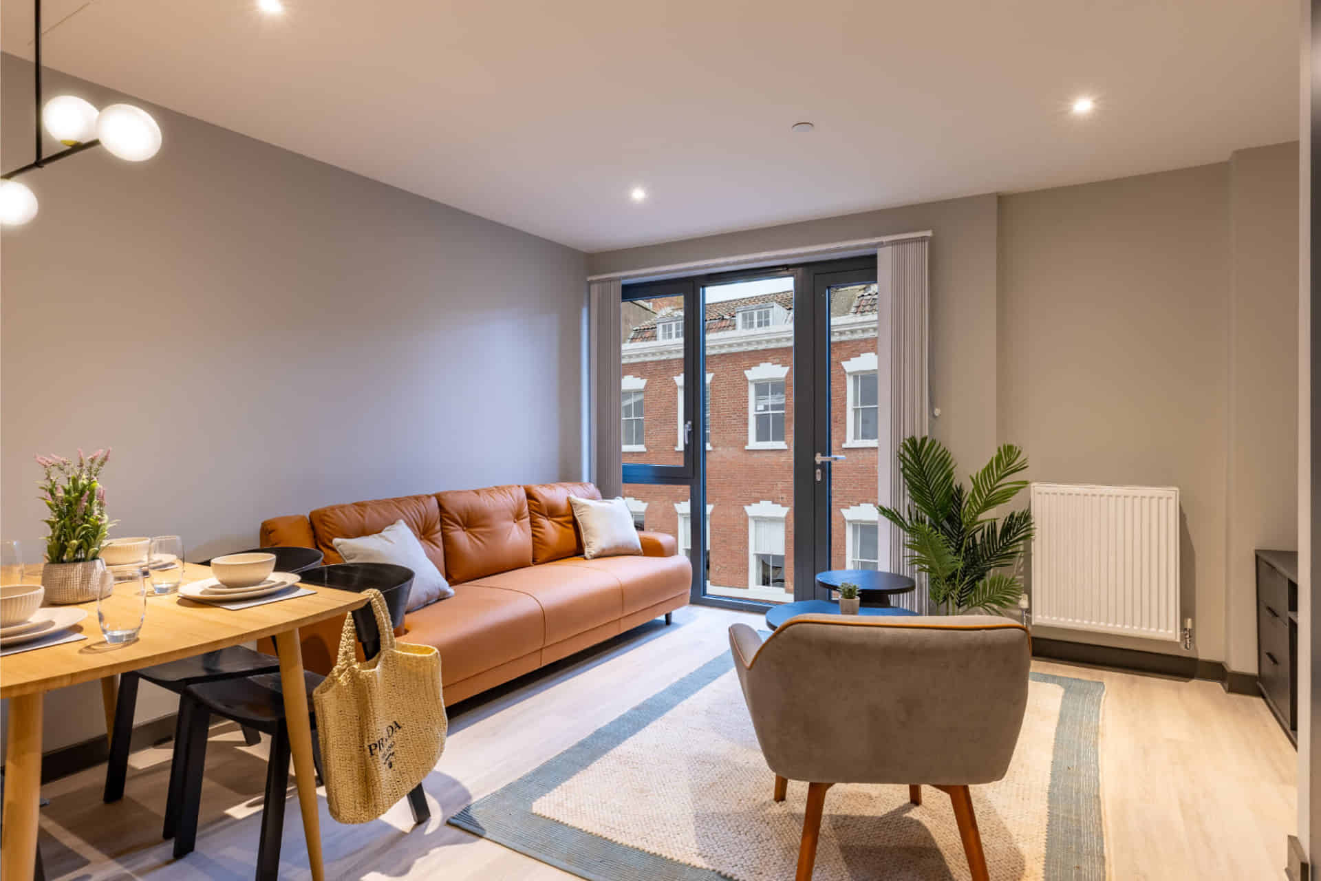 Common Area?w=400&h=260&fit=crop&q=40&auto=format&trim=auto