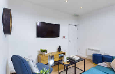 4 Bedroom 2 Bedroom Apartment - 1 - Amenities?w=400&h=260&fit=crop&q=40&auto=format&trim=auto
