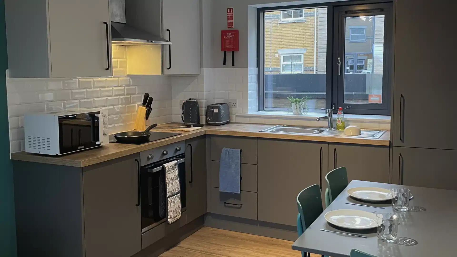 Common Area?w=400&h=260&fit=crop&q=40&auto=format&trim=auto