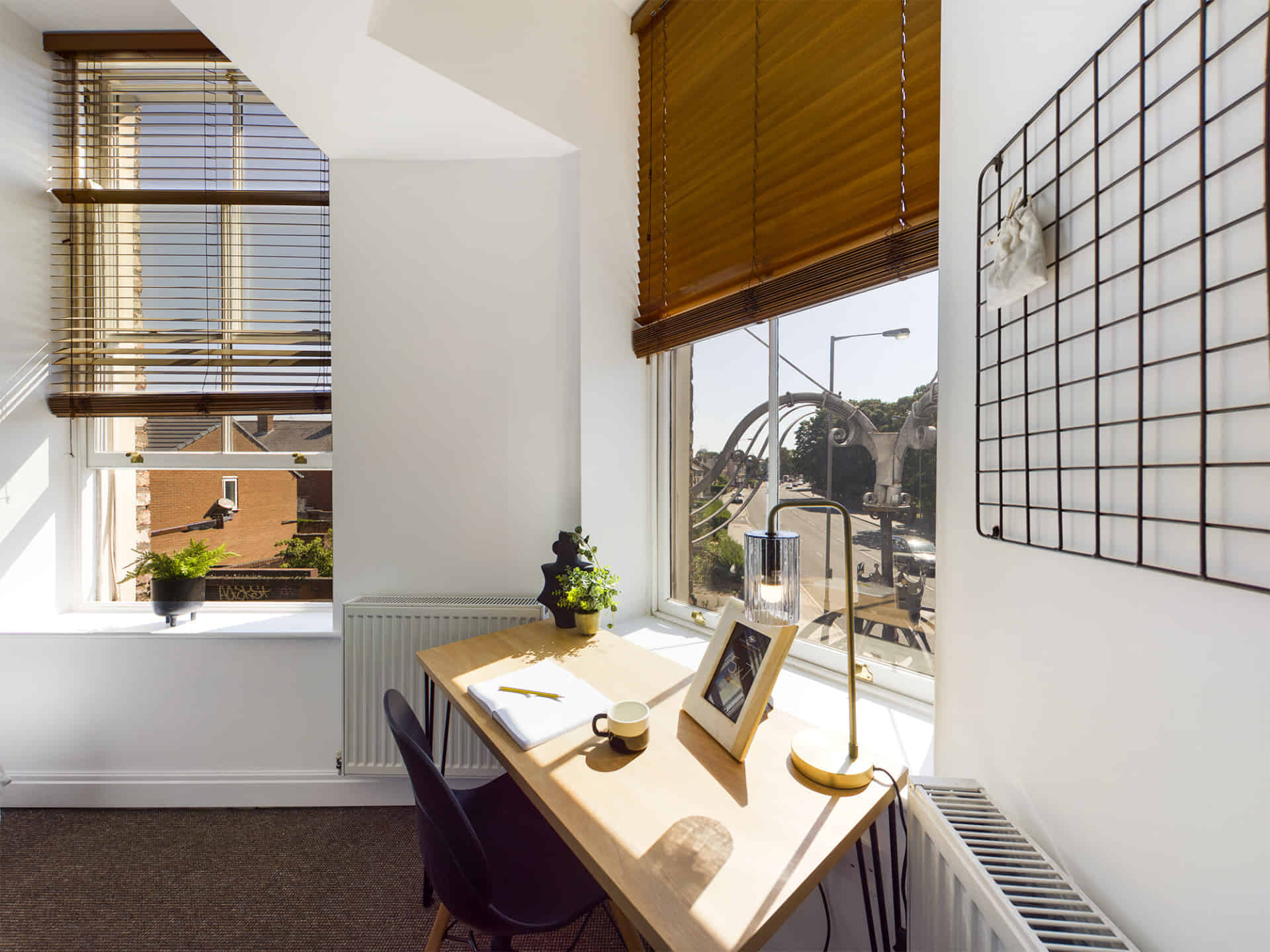 Exterior?w=400&h=260&fit=crop&q=40&auto=format&trim=auto