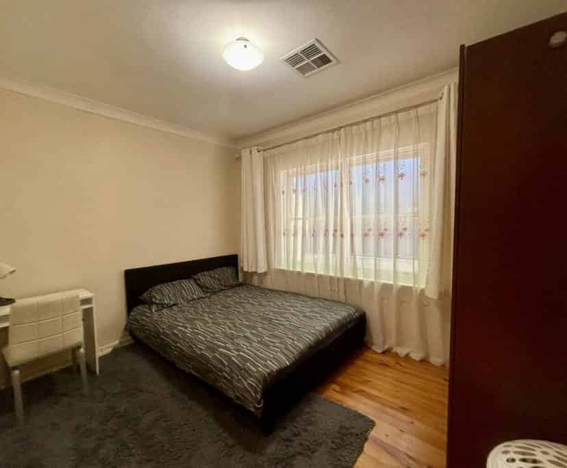 Room 4 - Bedroom?w=400&h=260&fit=crop&q=40&auto=format&trim=auto