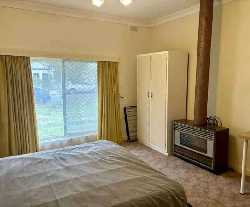 Room 1 - Bathroom?w=400&h=260&fit=crop&q=40&auto=format&trim=auto