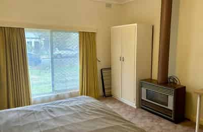 Room 1 - Bathroom?w=400&h=260&fit=crop&q=40&auto=format&trim=auto
