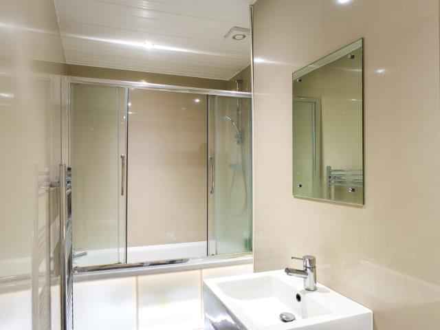 Bedroom 2 - Bathroom?w=400&h=260&fit=crop&q=40&auto=format&trim=auto