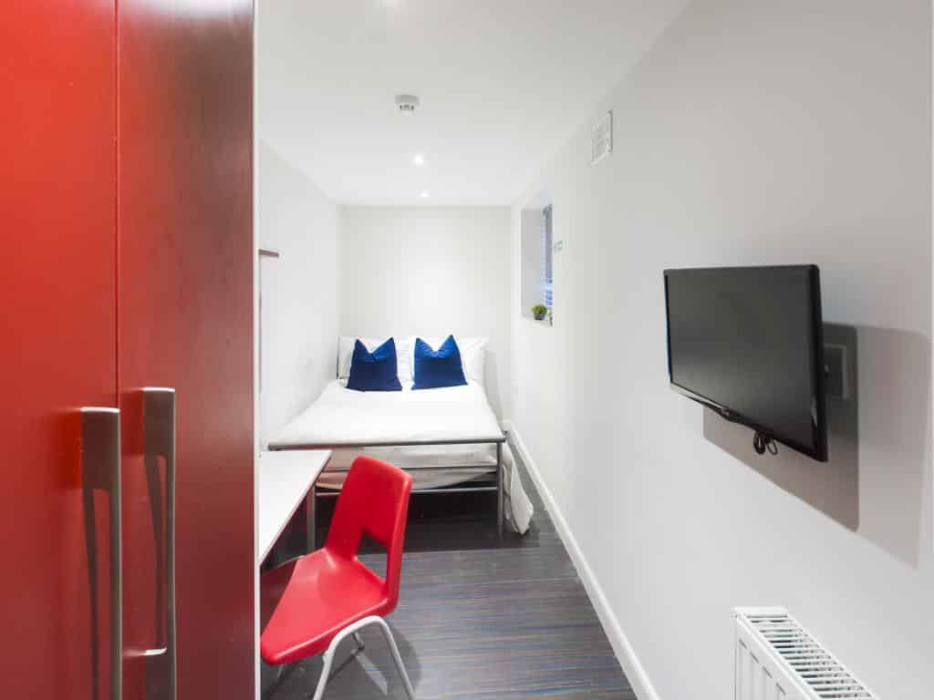 Room in a 4 Bedroom Apartment, 210 Cauldon Road, Stoke-on-Trent ST4 2BS - Stoke-on-Trent, England, United Kingdom - 4 Bedroom 1 Bathroom Apartment - Bedroom