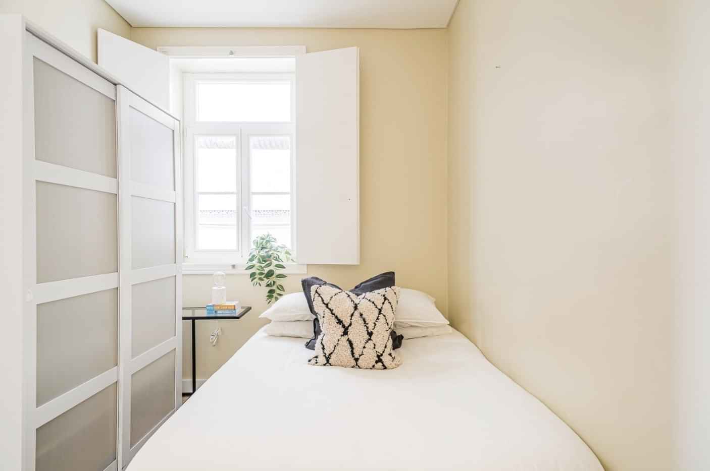 Exterior?w=400&h=260&fit=crop&q=40&auto=format&trim=auto