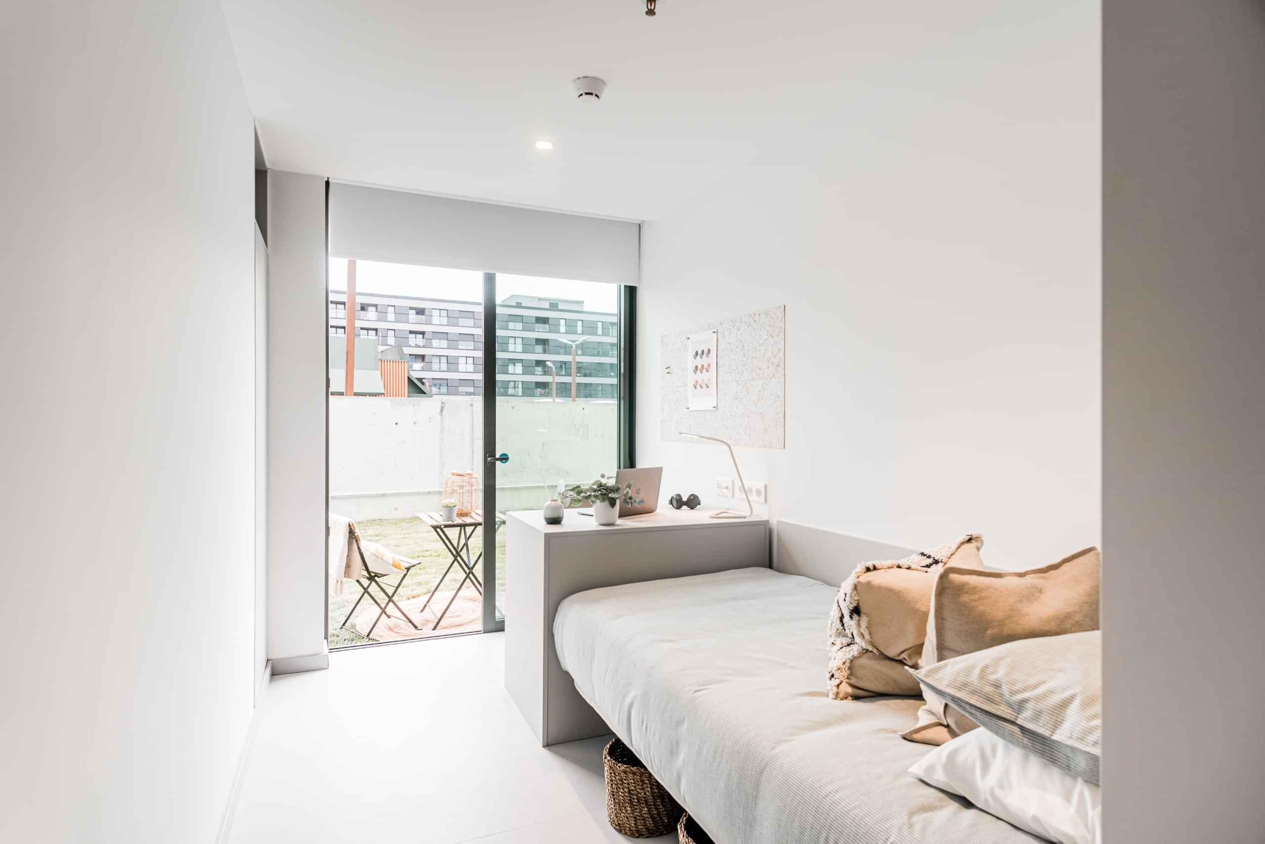 Common Area?w=400&h=260&fit=crop&q=40&auto=format&trim=auto