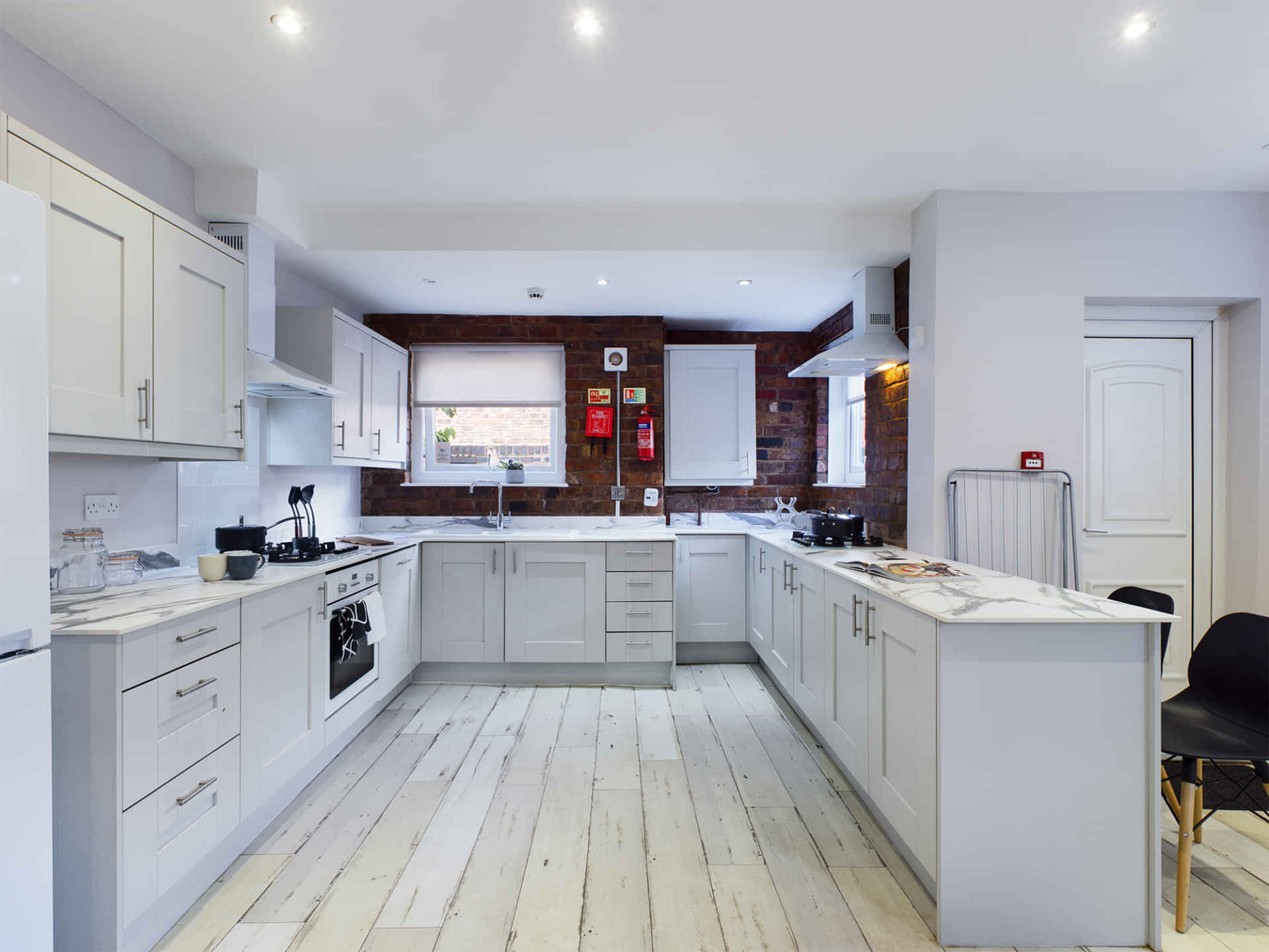 Exterior?w=400&h=260&fit=crop&q=40&auto=format&trim=auto