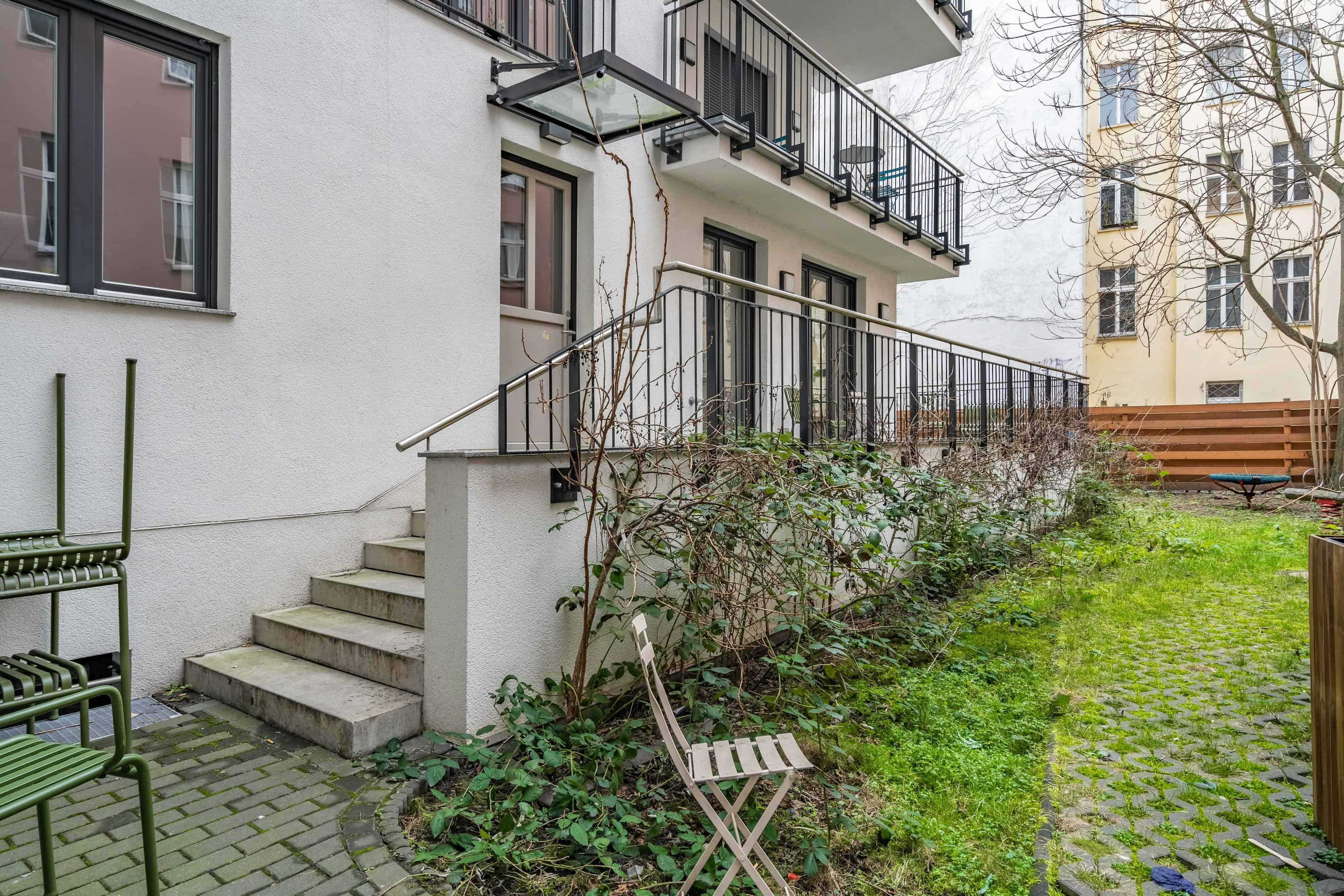 Common Area?w=400&h=260&fit=crop&q=40&auto=format&trim=auto