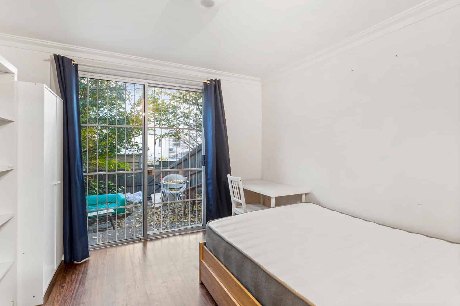 Exterior?w=400&h=260&fit=crop&q=40&auto=format&trim=auto