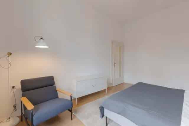 Exterior?w=400&h=260&fit=crop&q=40&auto=format&trim=auto