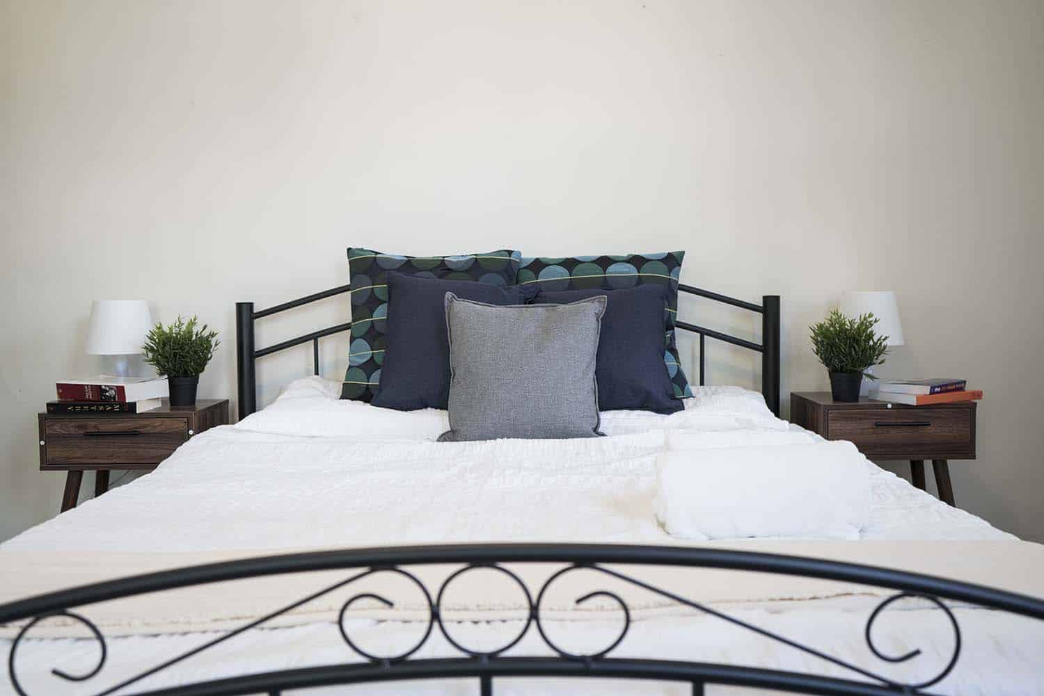 Room?w=400&h=260&fit=crop&q=40&auto=format&trim=auto