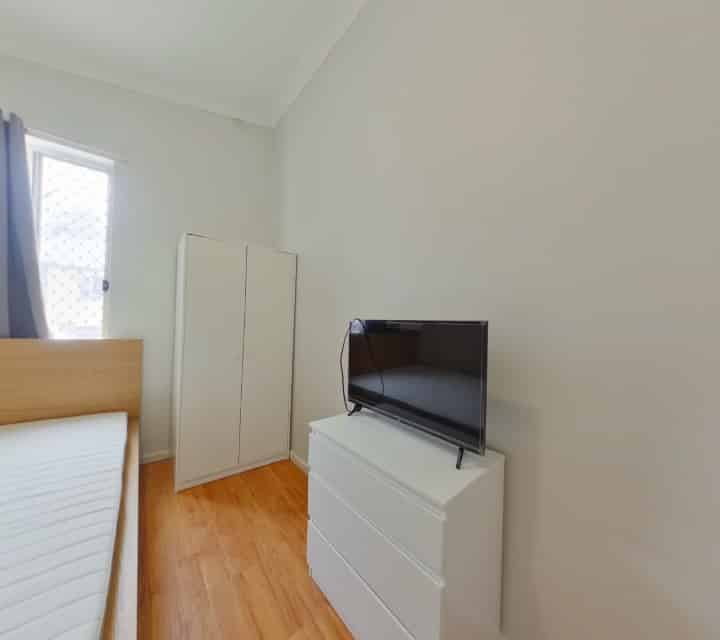 Exterior?w=400&h=260&fit=crop&q=40&auto=format&trim=auto