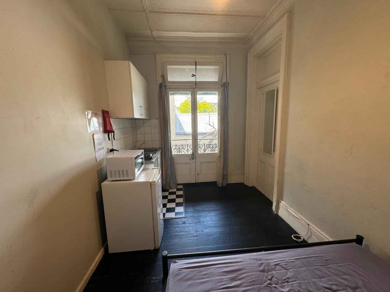 Kitchen?w=400&h=260&fit=crop&q=40&auto=format&trim=auto