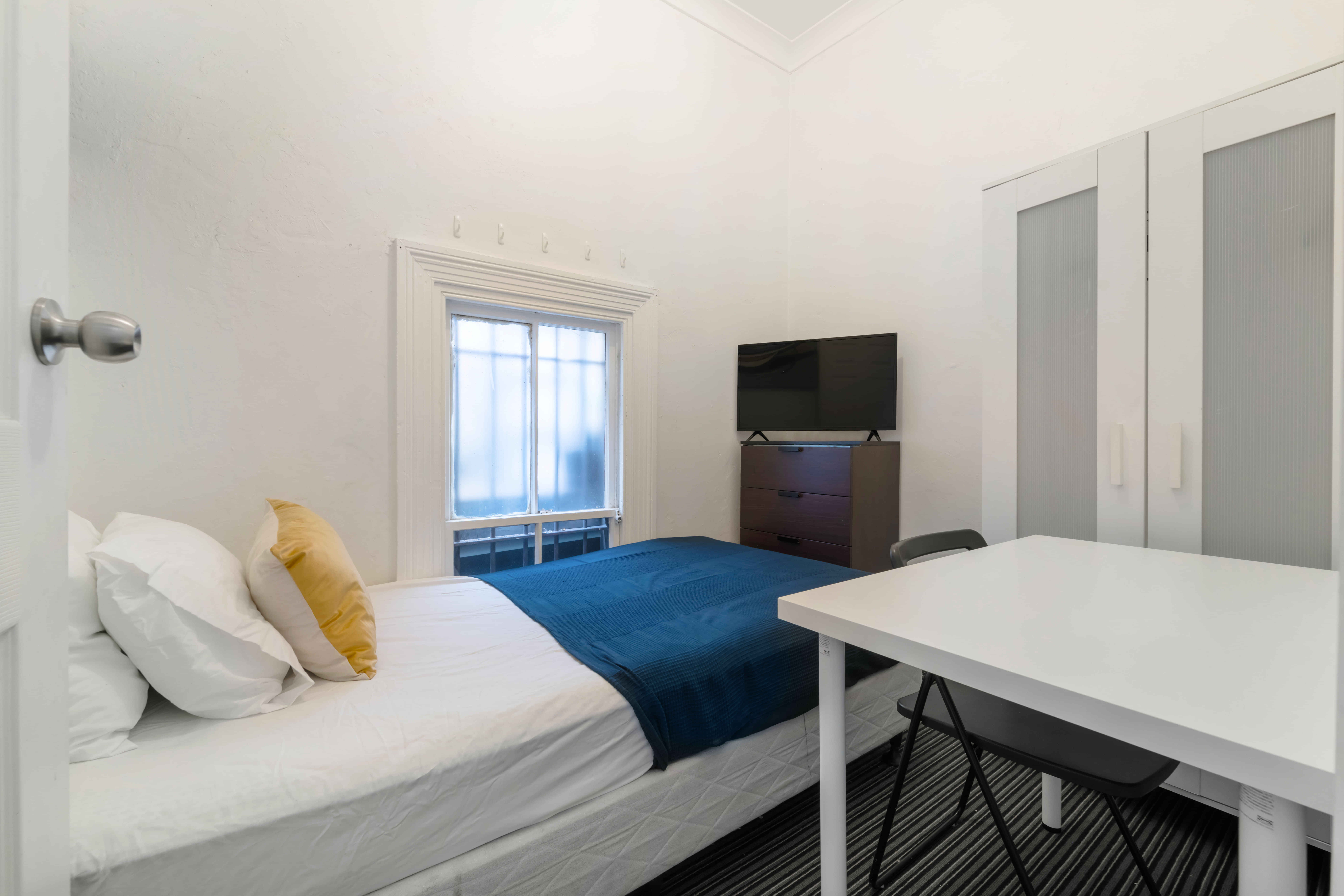 Exterior?w=400&h=260&fit=crop&q=40&auto=format&trim=auto