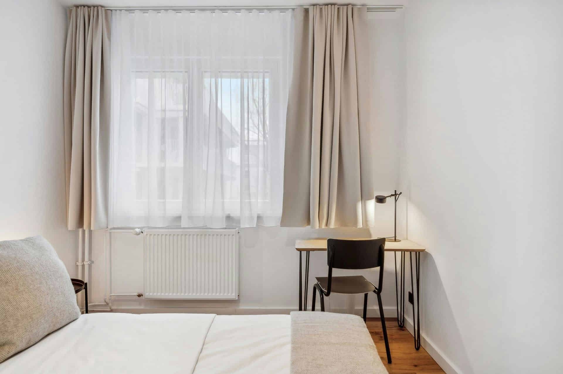 Exterior?w=400&h=260&fit=crop&q=40&auto=format&trim=auto