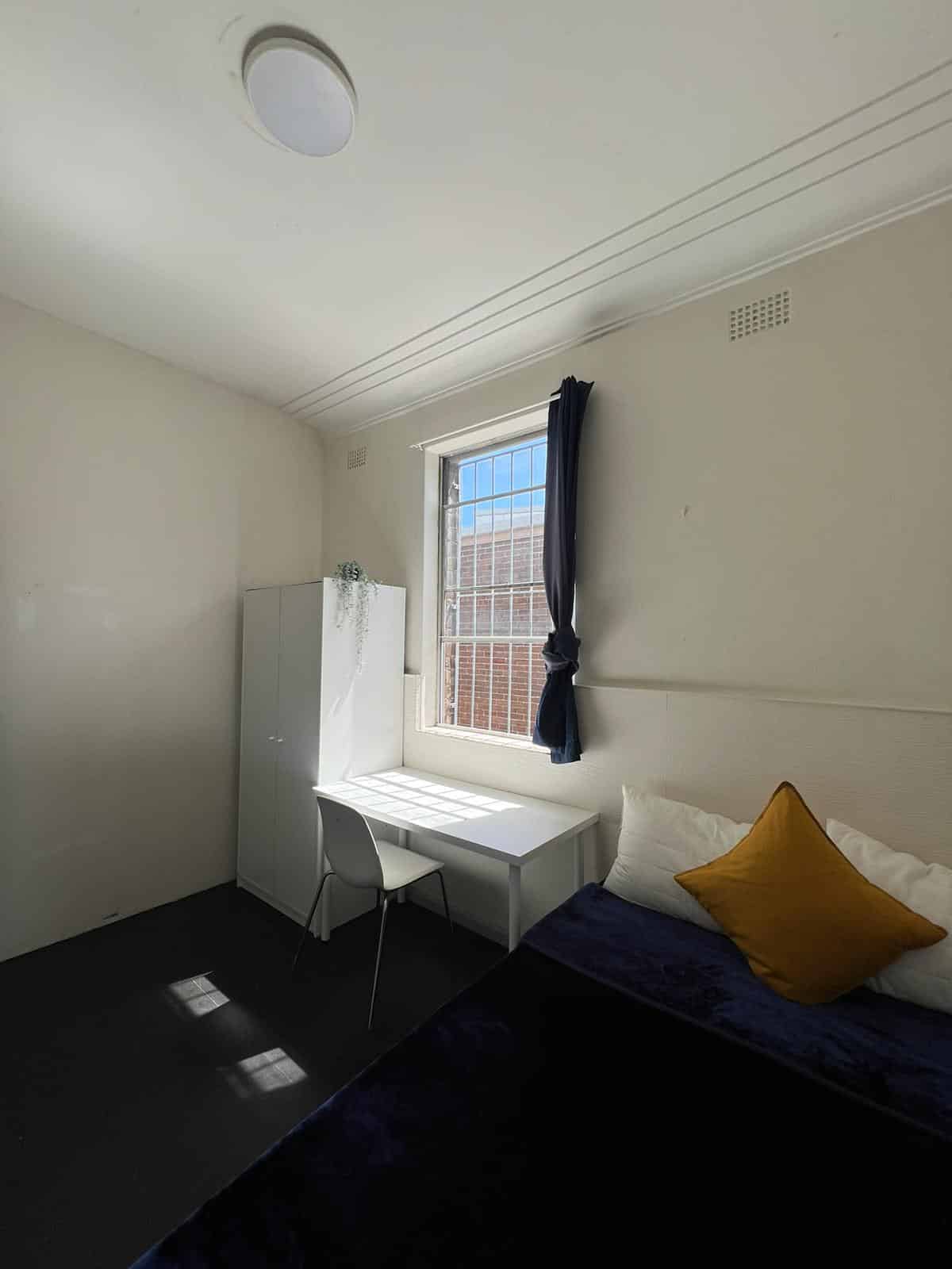 Exterior?w=400&h=260&fit=crop&q=40&auto=format&trim=auto