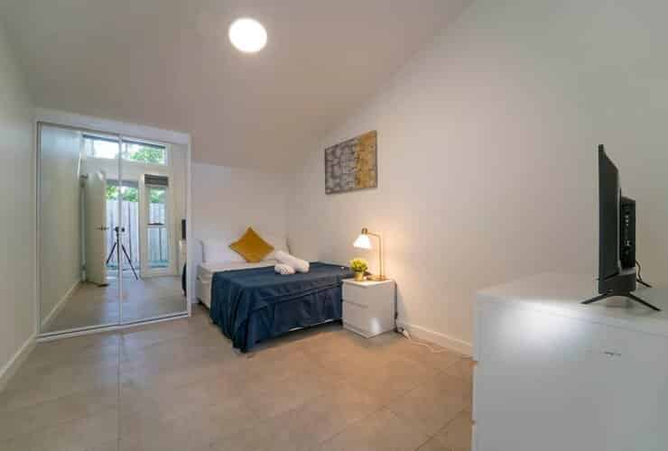 Exterior?w=400&h=260&fit=crop&q=40&auto=format&trim=auto