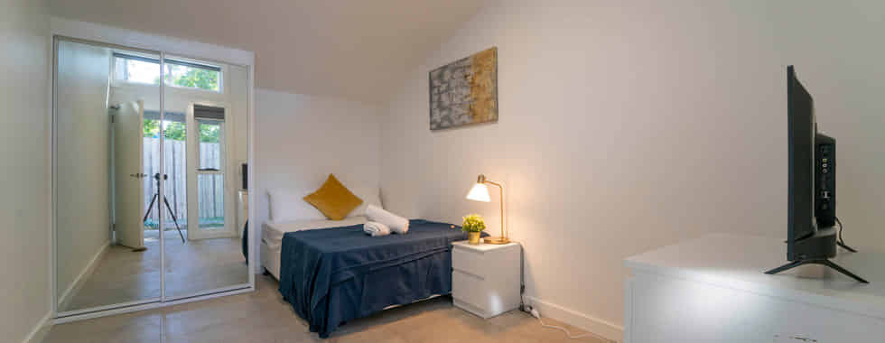 Exterior?w=400&h=260&fit=crop&q=40&auto=format&trim=auto