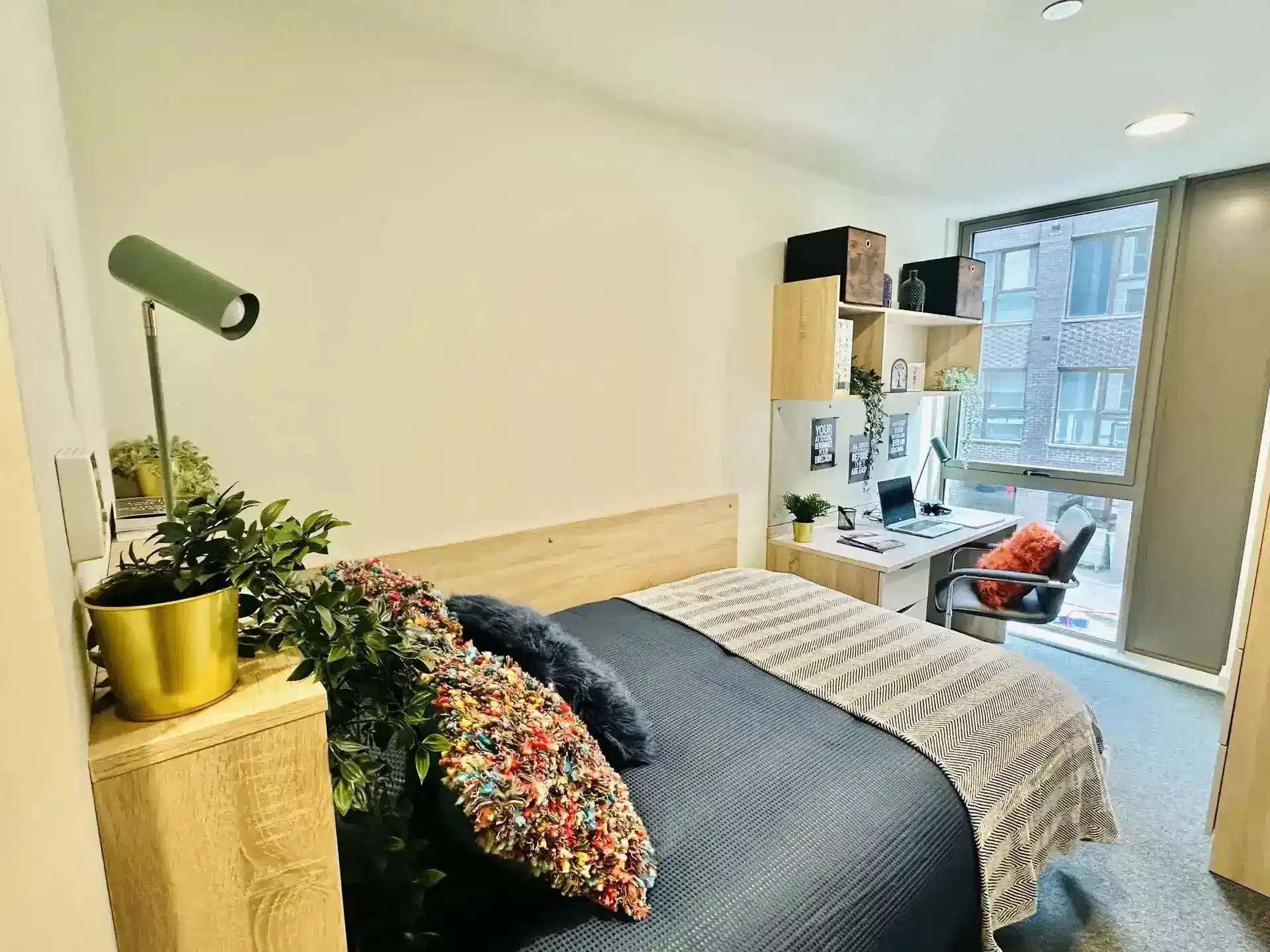 Exterior?w=400&h=260&fit=crop&q=40&auto=format&trim=auto