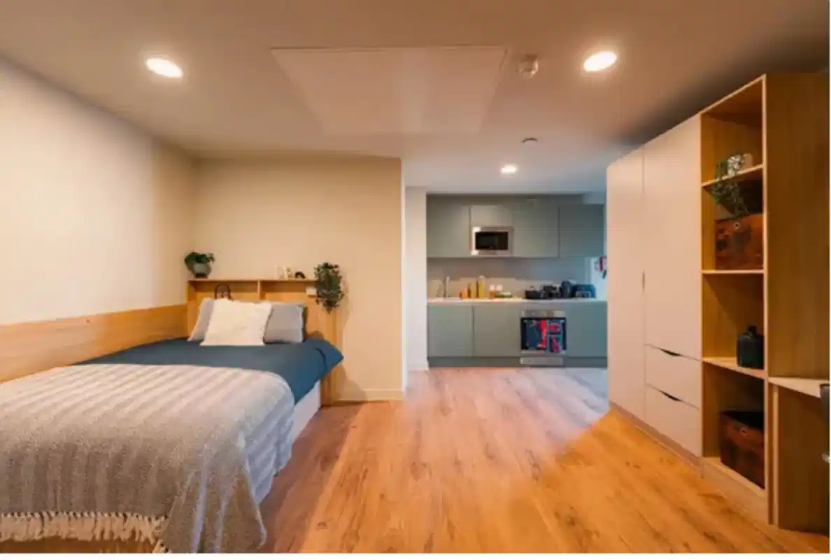 Exterior?w=400&h=260&fit=crop&q=40&auto=format&trim=auto