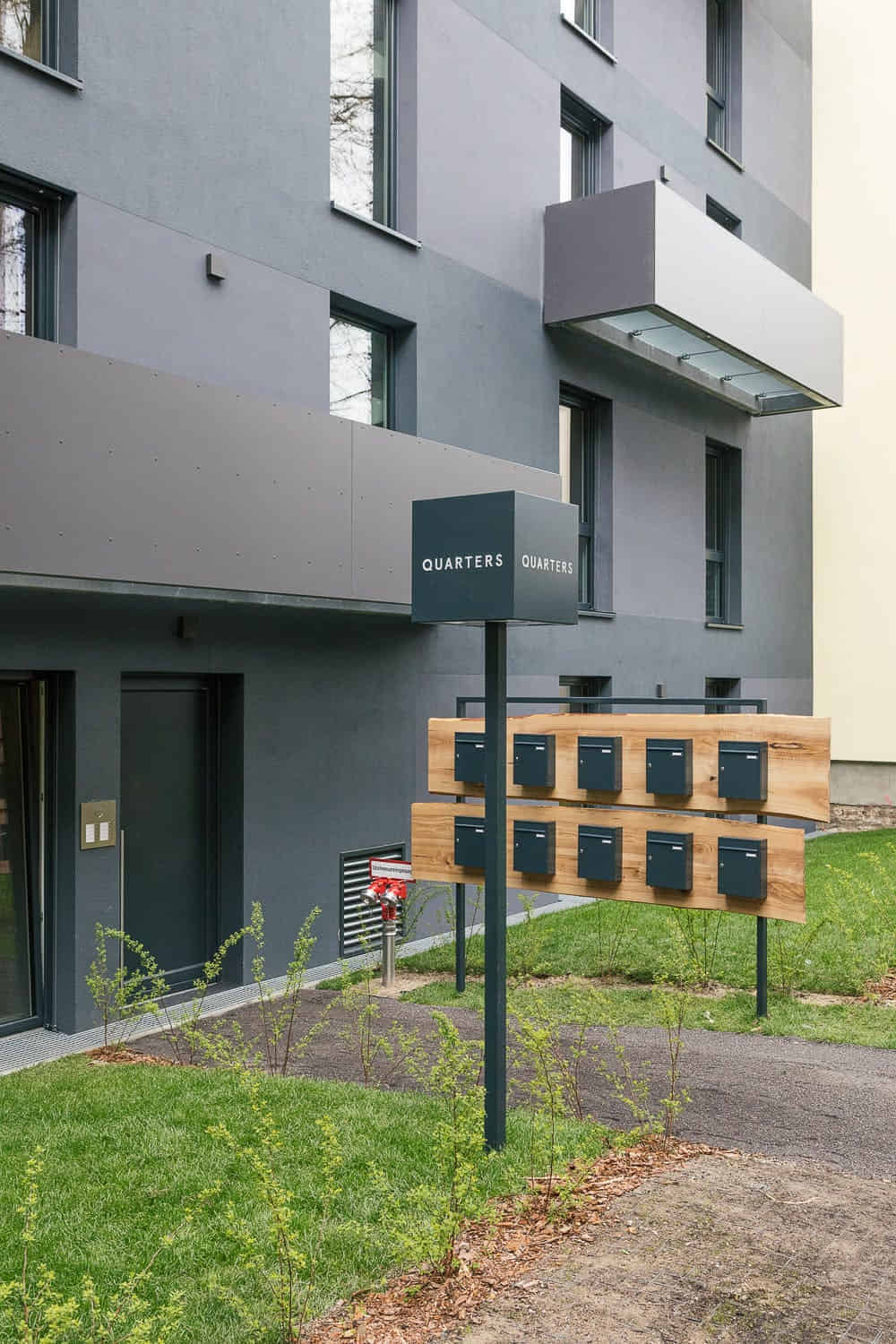 Exterior?w=400&h=260&fit=crop&q=40&auto=format&trim=auto