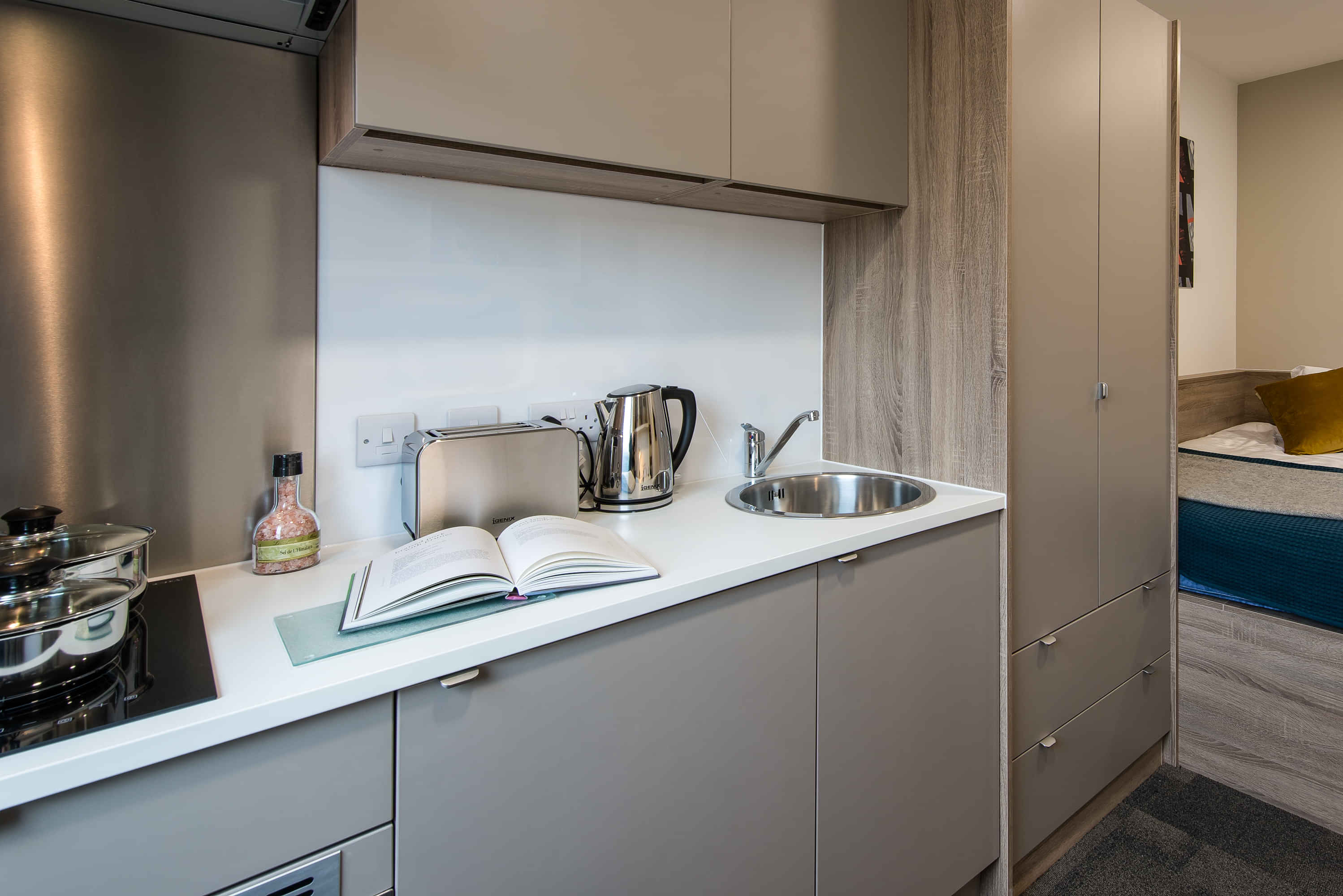 Common Area?w=400&h=260&fit=crop&q=40&auto=format&trim=auto