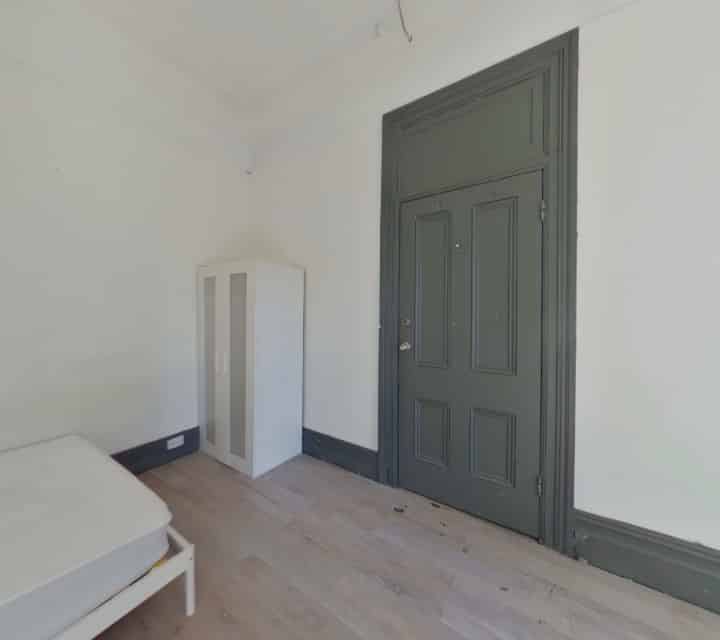 Common Area?w=400&h=260&fit=crop&q=40&auto=format&trim=auto