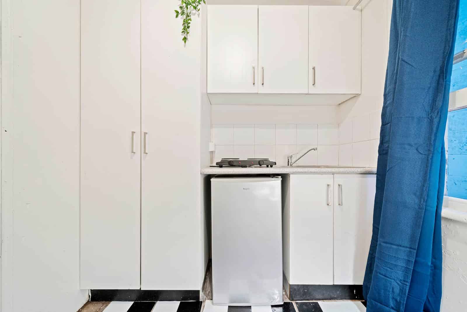 Room 9 - Amenities?w=400&h=260&fit=crop&q=40&auto=format&trim=auto