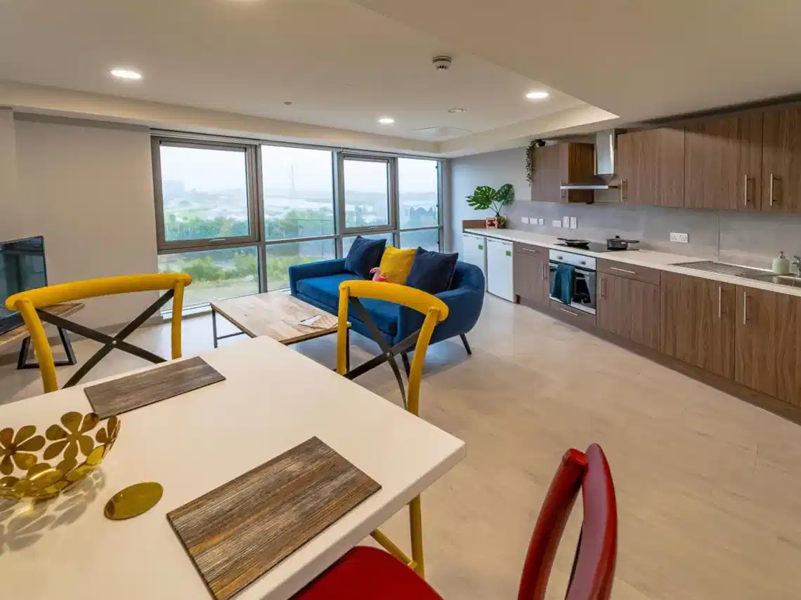 Exterior?w=400&h=260&fit=crop&q=40&auto=format&trim=auto