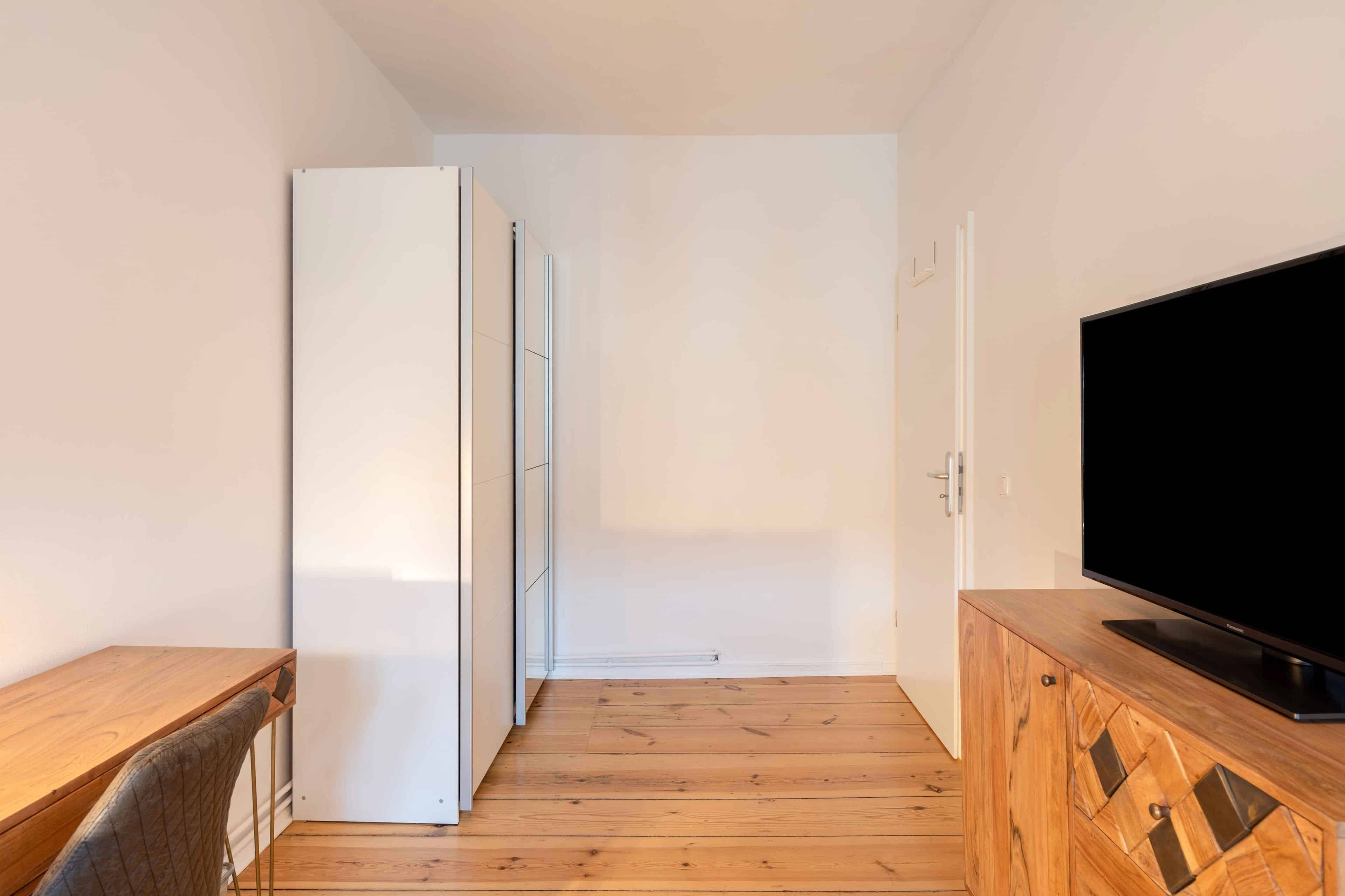 Exterior?w=400&h=260&fit=crop&q=40&auto=format&trim=auto