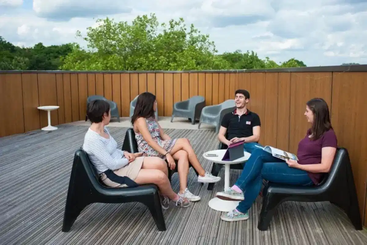 Exterior?w=400&h=260&fit=crop&q=40&auto=format&trim=auto