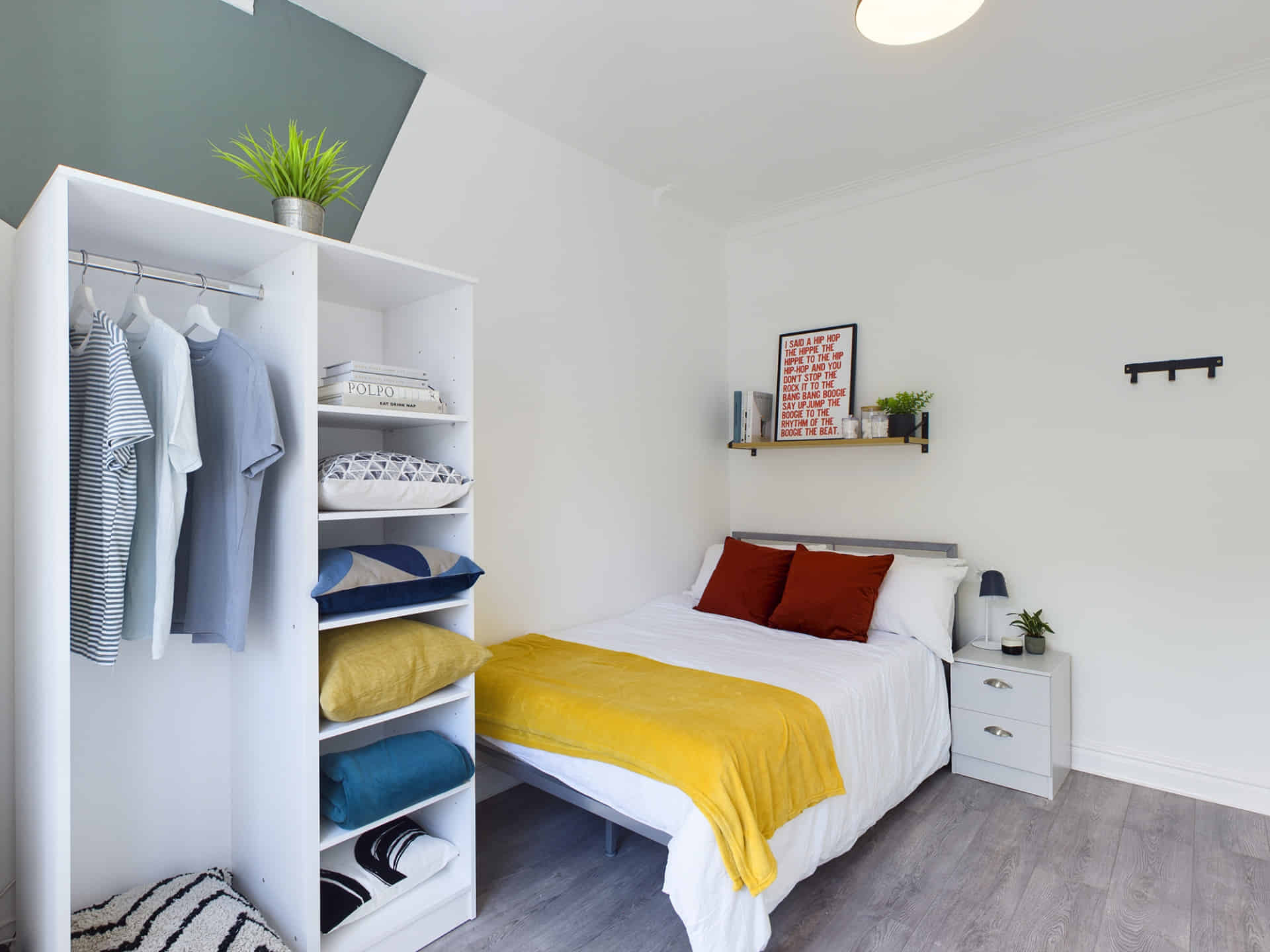 4 Bedroom 1 Bathroom Apartment  - Bedroom?w=400&h=260&fit=crop&q=40&auto=format&trim=auto