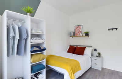 4 Bedroom 1 Bathroom Apartment - Bedroom?w=400&h=260&fit=crop&q=40&auto=format&trim=auto