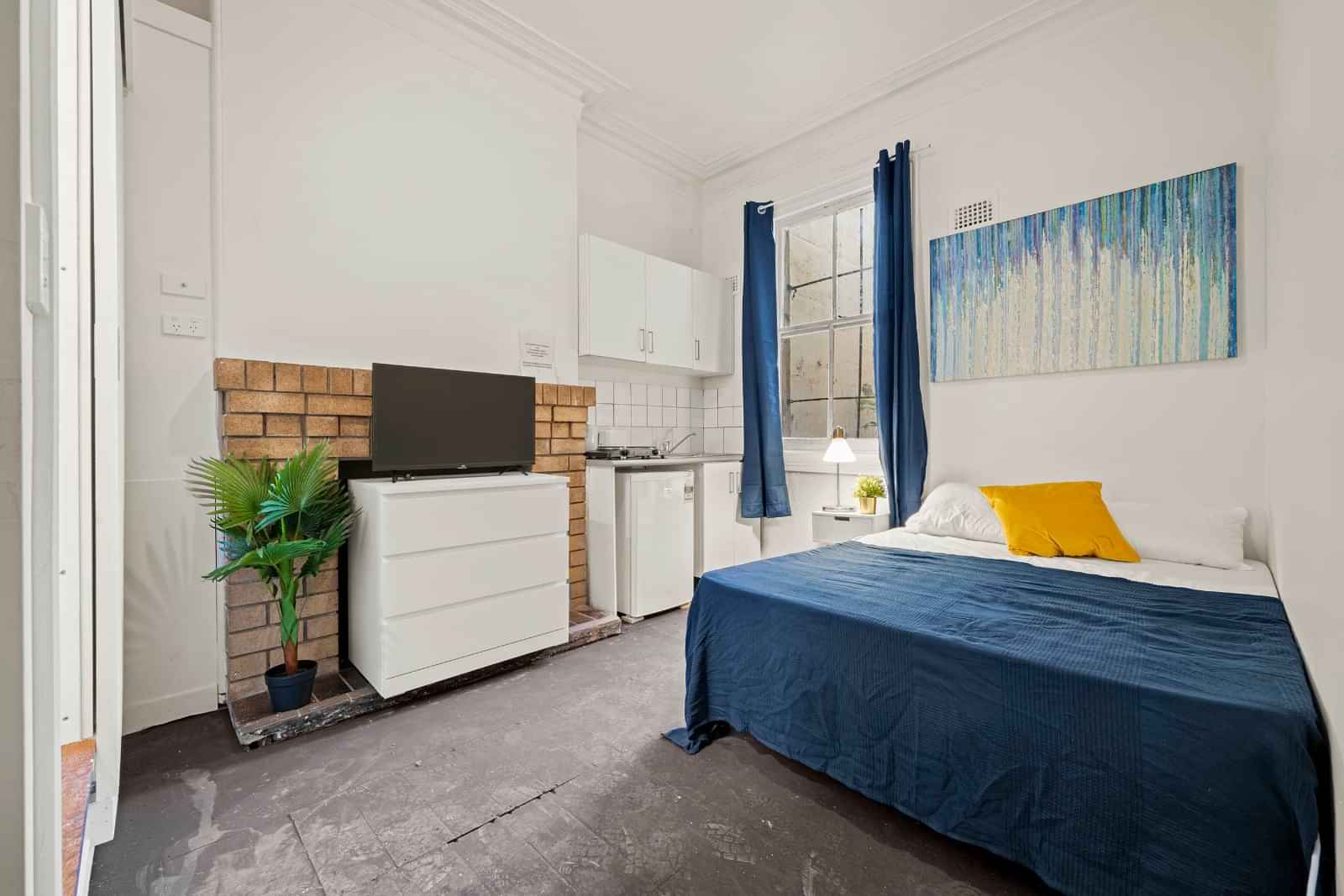 Room in a 8 Bedroom Apartment, 19 Craigend, Darlinghurst, Sydney - Sydney, New South Wales, Australia - Room 2 (Studio) - Bedroom