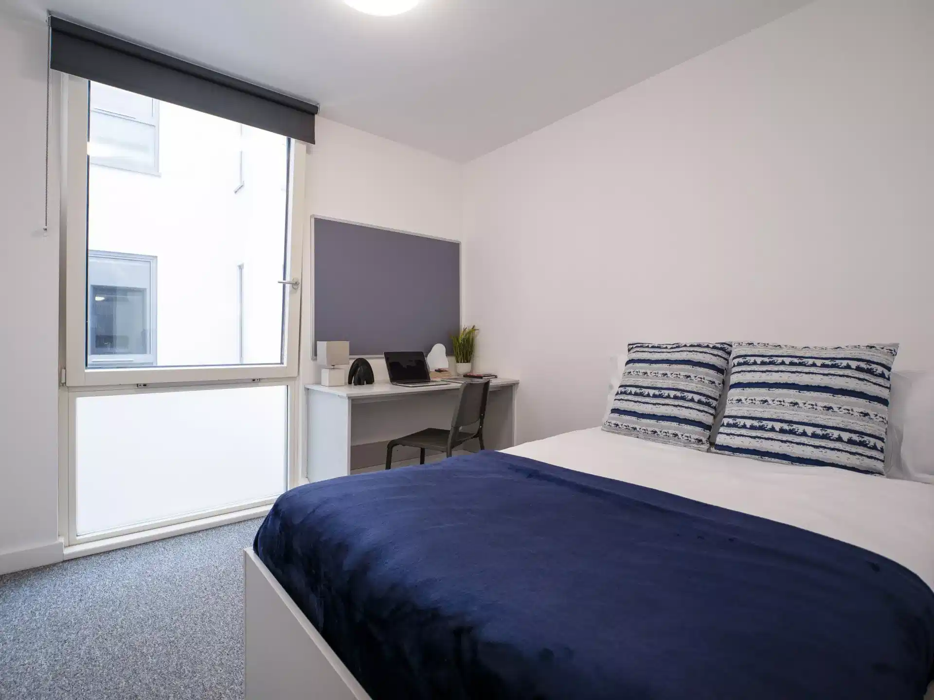 Common Area?w=400&h=260&fit=crop&q=40&auto=format&trim=auto